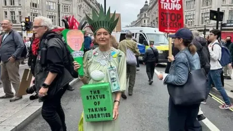Numerous Demonstrators Converge in Central London to Denounce Trump's Second State Visit